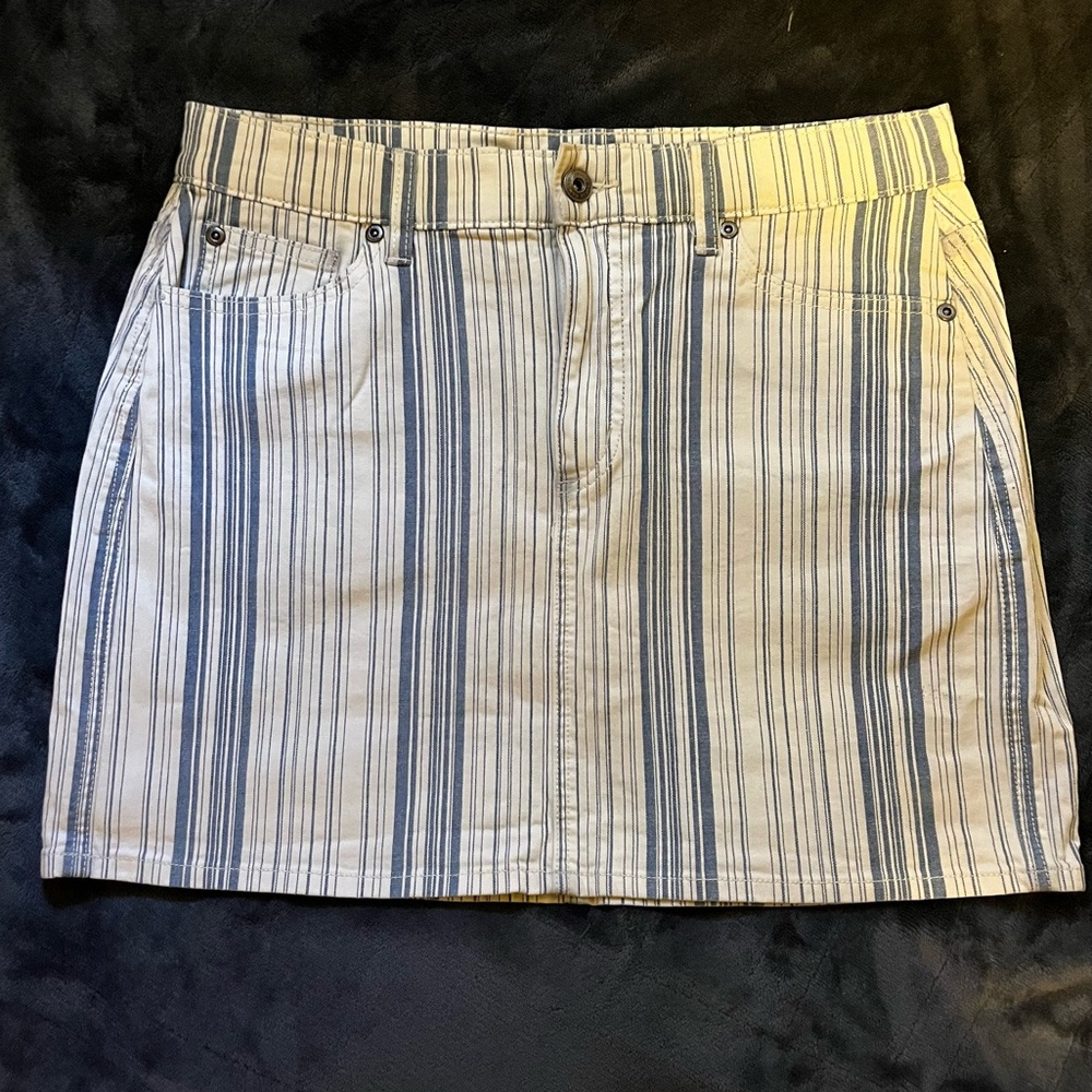 Elegant Blue and Cream Striped Mini Skirt